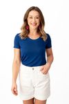 BLUSA POLO É FEITA EM MALHA DE VISCOSE VOLARE. TEM DECOTE EM V COM GOLA, MEIA MANGA E BAINHA LARGA.