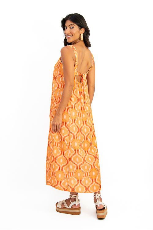 Detalhe-das-costas-do-vestido-Guaratiba--alcas-ajustaveis-pala-traseira-com-elastico-e-amarracao-em-laco-padrao-geometrico-em-tons-de-laranja.