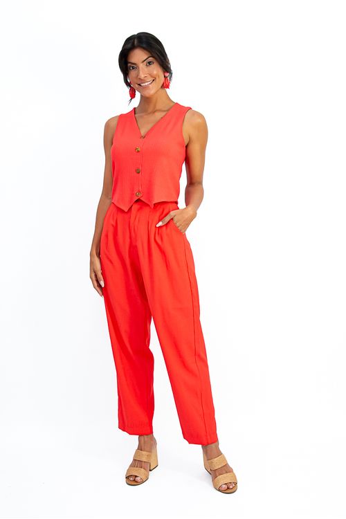CALCA-ALFAIATARIA-E-FEITA-EM-VISCOSE-RAYON-SLUB-PIETRA.-E-UMA-PECA-SOFISTICADA-E-CONFORTAVEL-TEM-PREGAS-FRONTAIS-BOLSO-FACA-FRONTAL-COM-FECHAMENTO-EM-ZIPER-E-BOTOES.-CONTA-TAMBEM-COM-DETALHE-DE-BOLSO-EMBUTIDO-FALSO-ATRAS.