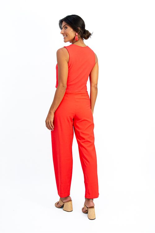 CALCA-ALFAIATARIA-E-FEITA-EM-VISCOSE-RAYON-SLUB-PIETRA.-E-UMA-PECA-SOFISTICADA-E-CONFORTAVEL-TEM-PREGAS-FRONTAIS-BOLSO-FACA-FRONTAL-COM-FECHAMENTO-EM-ZIPER-E-BOTOES.-CONTA-TAMBEM-COM-DETALHE-DE-BOLSO-EMBUTIDO-FALSO-ATRAS.