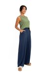 Modelo vestindo calça pantalona marinho com top verde, vista frontal.