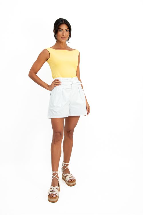 SHORT-COLOR-FEITO-EM-SARJA-STRETCH-NEW-SPACE.-POSSUI-COS-LARGO-COM-CINTO-DUPLO-PREGAS-E-BOLSOS-FRONTAIS.-CONTA-TAMBEM-COM-BOLSOS-TRASEIROS-COM-ABA.