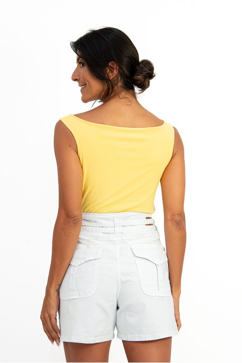 Detalhe do cinto duplo do short branco de sarja.