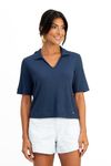 BLUSA POLO É FEITA EM MALHA DE VISCOSE VOLARE. TEM DECOTE EM V COM GOLA, MEIA MANGA E BAINHA LARGA.