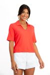 BLUSA POLO É FEITA EM MALHA DE VISCOSE VOLARE. TEM DECOTE EM V COM GOLA, MEIA MANGA E BAINHA LARGA.