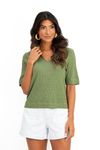 BLUSA POLO É FEITA EM MALHA DE VISCOSE VOLARE. TEM DECOTE EM V COM GOLA, MEIA MANGA E BAINHA LARGA.