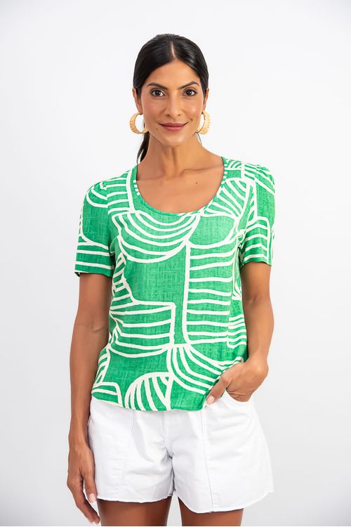 Blusa-estampada-verde-com-decote-U-e-meia-manga-franzida-vista-frontal.
