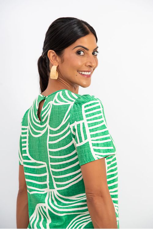 Blusa-estampada-verde-com-decote-U-e-meia-manga-franzida-vista-traseira.