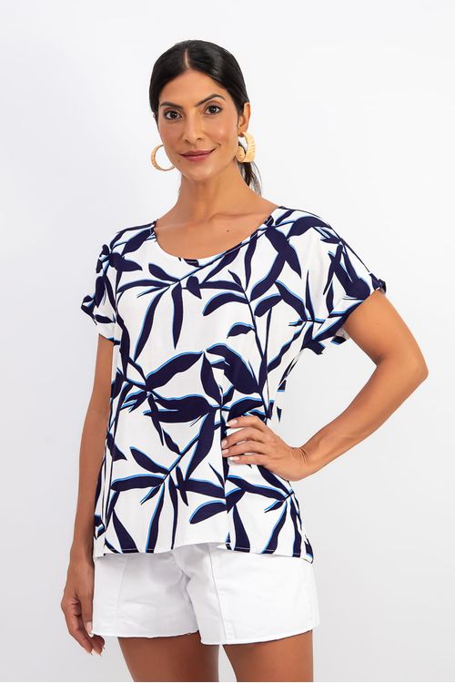 Blusa botânica com estampa de folhagem, decote canoa e mangas morcego dobradas, vista frontal.