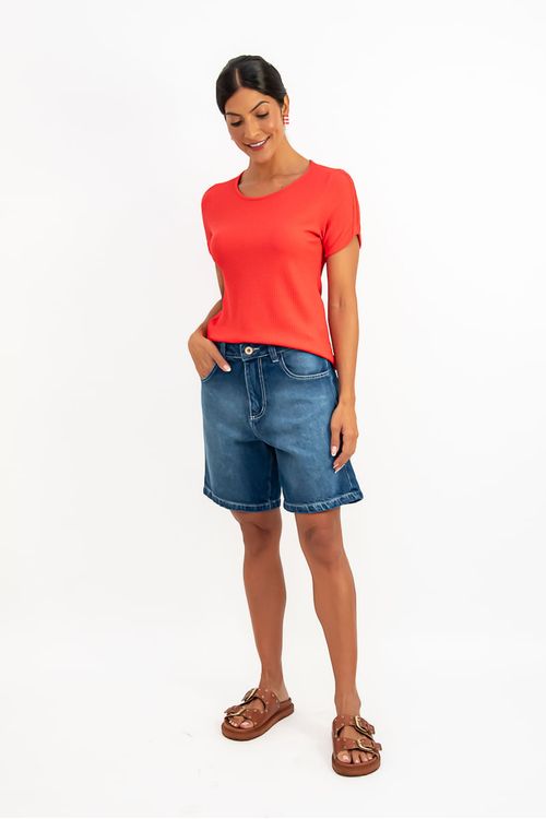 Blusa coral com decote canoa e meia manga, vista frontal.