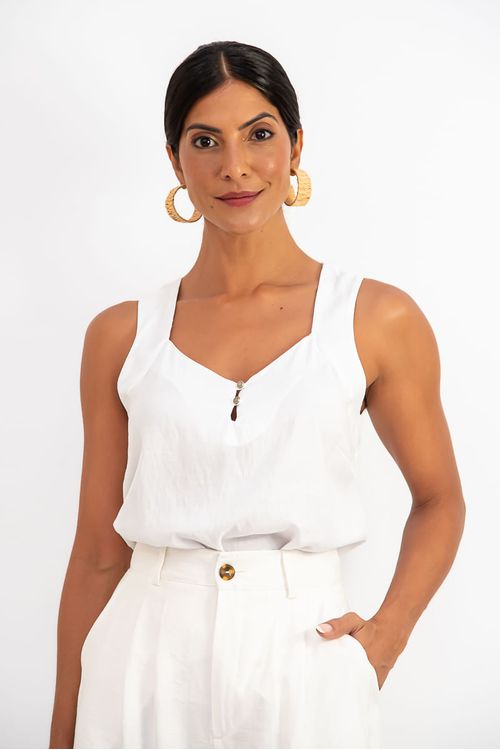 Detalhe do decote em V e botões da blusa básica branca.