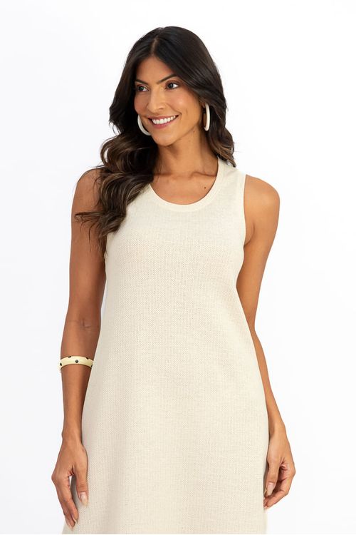 Close-up-do-vestido-midi-bege-mostrando-o-decote-em-U-e-textura-do-tecido.