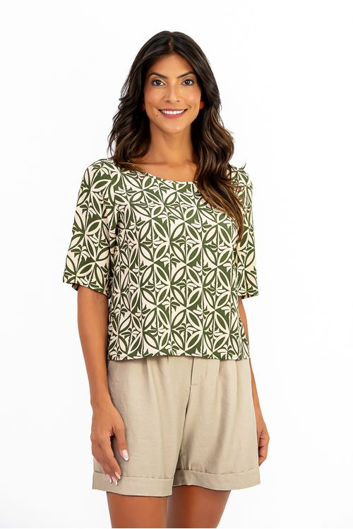 BLUSA-FEMININA-EM-VISCOSE-COM-MODELAGEM-RETA-E-ESTAMPA-COQUEIRAIS-IDEAL-PARA-LOOKS-CASUAIS-E-SOFISTICADOS.-APRESENTA-DECOTE-CANOA-MEIA-MANGA-E-FECHAMENTO-COM-BOTAO-NAS-COSTAS.-O-DETALHE-FRANZIDO-NA-BARRA-TRASEIRA-PROPORCIONA-UM-CAIMENTO-LEVE E ELEGANTE.