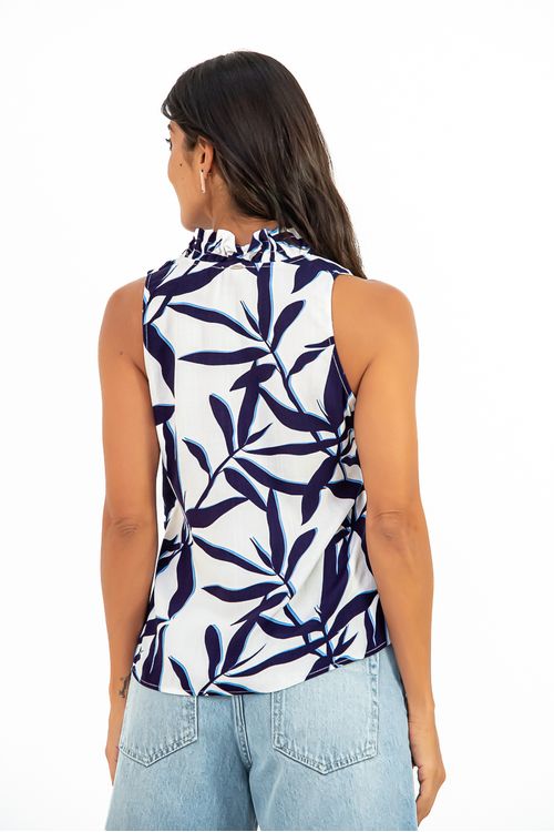 BLUSA-E-FEITA-DE-TECIDO-PLANO-EM-VISCOSE-SLUB-COM-ESTAMPA-BARBARA.-TEM-DECOTE-EM-V-COM-GOLA-FRU-FRU-COM-TUNEL-ROLOTE-E-SEM-MANGA.
