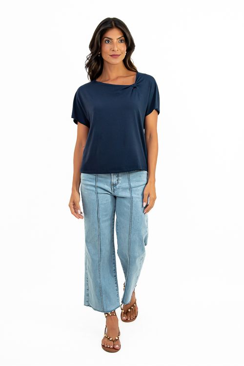BLUSA-MORCEGO-FEITA-EM-MALHA-DE-VISCOSE-VISUP.-POSSUI-DECOTE-IRREGULAR-COM-RECORTE-EM-FORMATO-DE-ANEL-FRANZIDO.