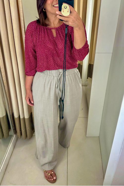 CALCA-RETA-FEITA-DE-LINHO-AMBER-COM-VISCOSE.-TEM-COS-COM-ELASTICO-E-AMARRACAO-NA-FRETE-BOLSO-LATERAL-E-BARRA-LARGA.