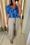 BLUSA-FEITA-DE-LINHO-EM-VISCOSE-COM-ESTAMPA-MOMA.-TEM-DECOTE-CANOA--ABERTURA-EM-V-COM-PREGAS-E-BOTOES.-POSSUE-MEIA-MANGA-COM-PREGA.