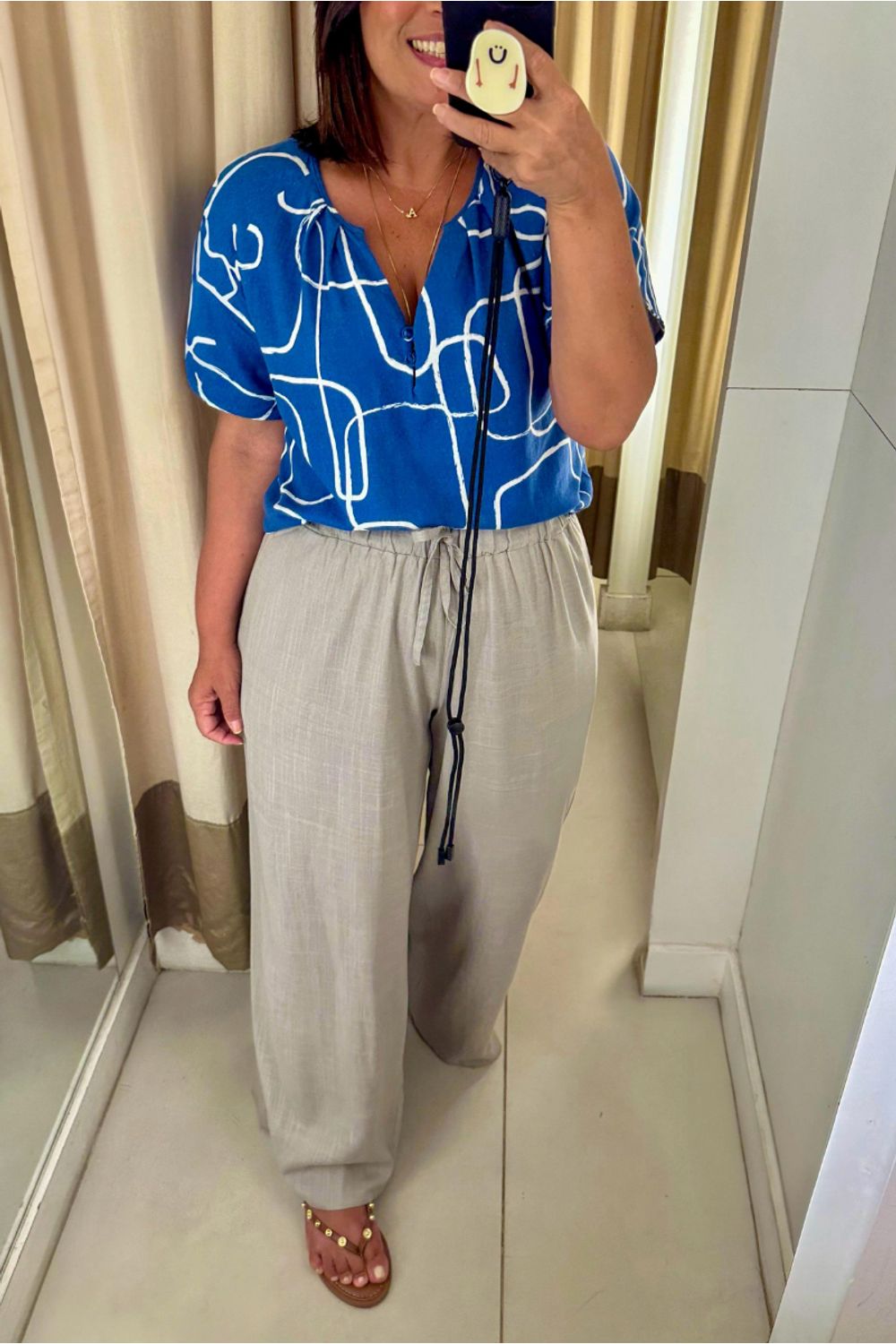 BLUSA-FEITA-DE-LINHO-EM-VISCOSE-COM-ESTAMPA-MOMA.-TEM-DECOTE-CANOA--ABERTURA-EM-V-COM-PREGAS-E-BOTOES.-POSSUE-MEIA-MANGA-COM-PREGA.