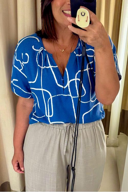BLUSA-FEITA-DE-LINHO-EM-VISCOSE-COM-ESTAMPA-MOMA.-TEM-DECOTE-CANOA--ABERTURA-EM-V-COM-PREGAS-E-BOTOES.-POSSUE-MEIA-MANGA-COM-PREGA.