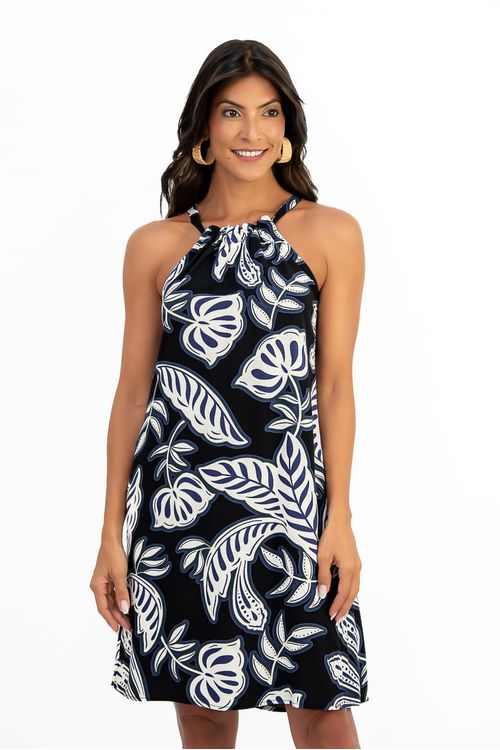 Vestido estampado com padrão de folhas em fundo escuro, modelo sem mangas e com decote alto.