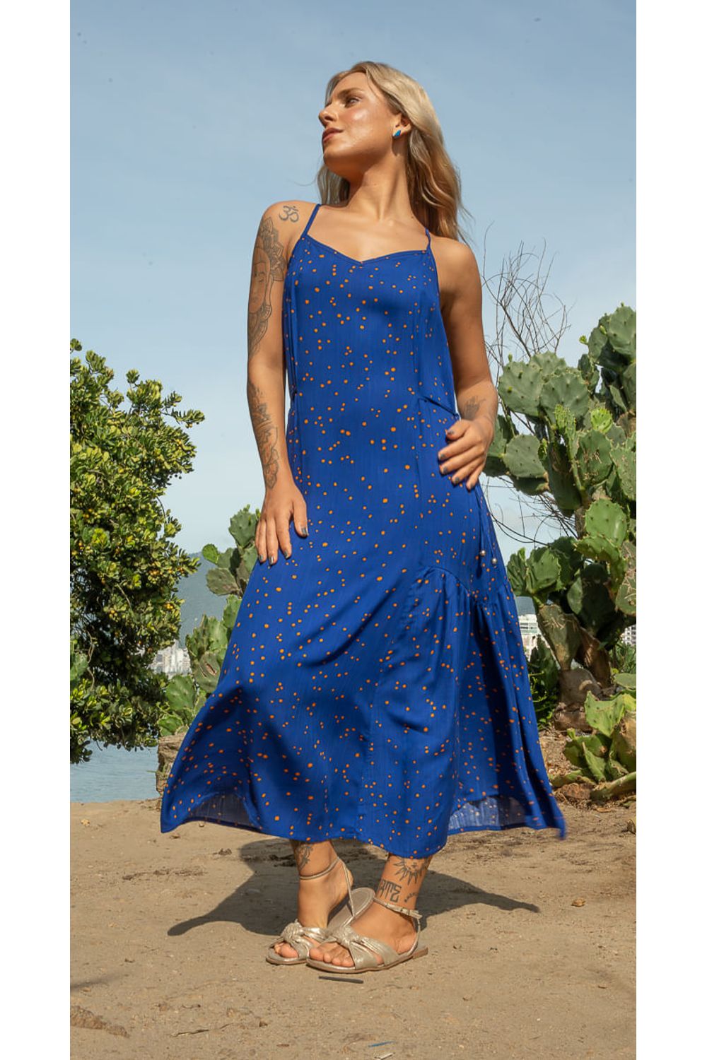 VESTIDO-LONGO-TECIDO-PLANO-VISCOSE-SLUB-ESTAMPA-MINI-POA-DECOTE-V-COM-ALCA-REGULADOR-BARRA-FRANZIDA-DIAGONAL-LATERAL.
