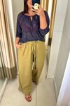 CALCA-RETA-FEITA-DE-LINHO-AMBER-COM-VISCOSE.-TEM-COS-COM-ELASTICO-E-AMARRACAO-NA-FRETE-BOLSO-LATERAL-E-BARRA-LARGA.