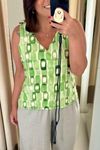 BLUSA-DE-TECIDO-EM-VISCOSE-COM-ESTAMPA-CANDY.-TEM-DECOTE-EM-V-BOTOES-NOS-OMBROS-E-SEM-MANGA.