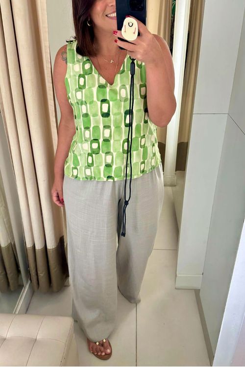 BLUSA-DE-TECIDO-EM-VISCOSE-COM-ESTAMPA-CANDY.-TEM-DECOTE-EM-V-BOTOES-NOS-OMBROS-E-SEM-MANGA.