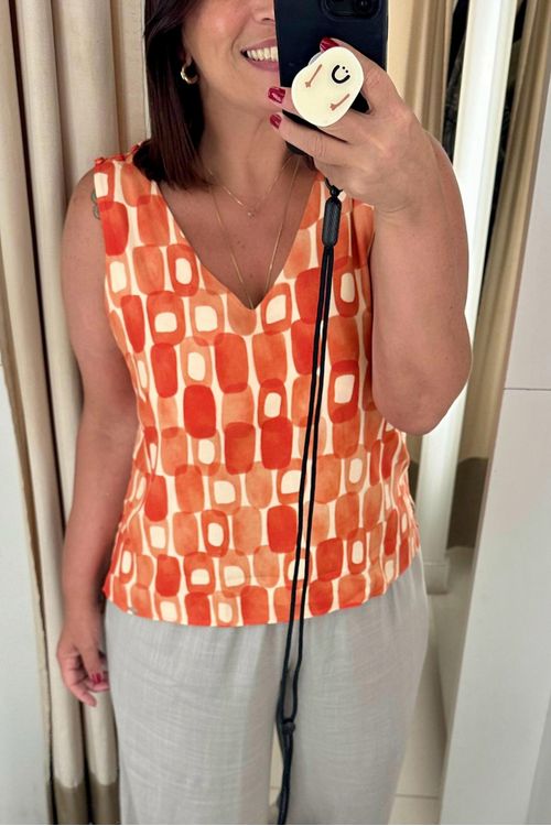 BLUSA-DE-TECIDO-EM-VISCOSE-COM-ESTAMPA-CANDY.-TEM-DECOTE-EM-V-BOTOES-NOS-OMBROS-E-SEM-MANGA.