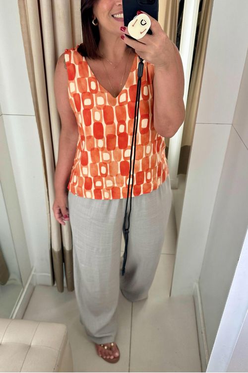BLUSA-DE-TECIDO-EM-VISCOSE-COM-ESTAMPA-CANDY.-TEM-DECOTE-EM-V-BOTOES-NOS-OMBROS-E-SEM-MANGA.