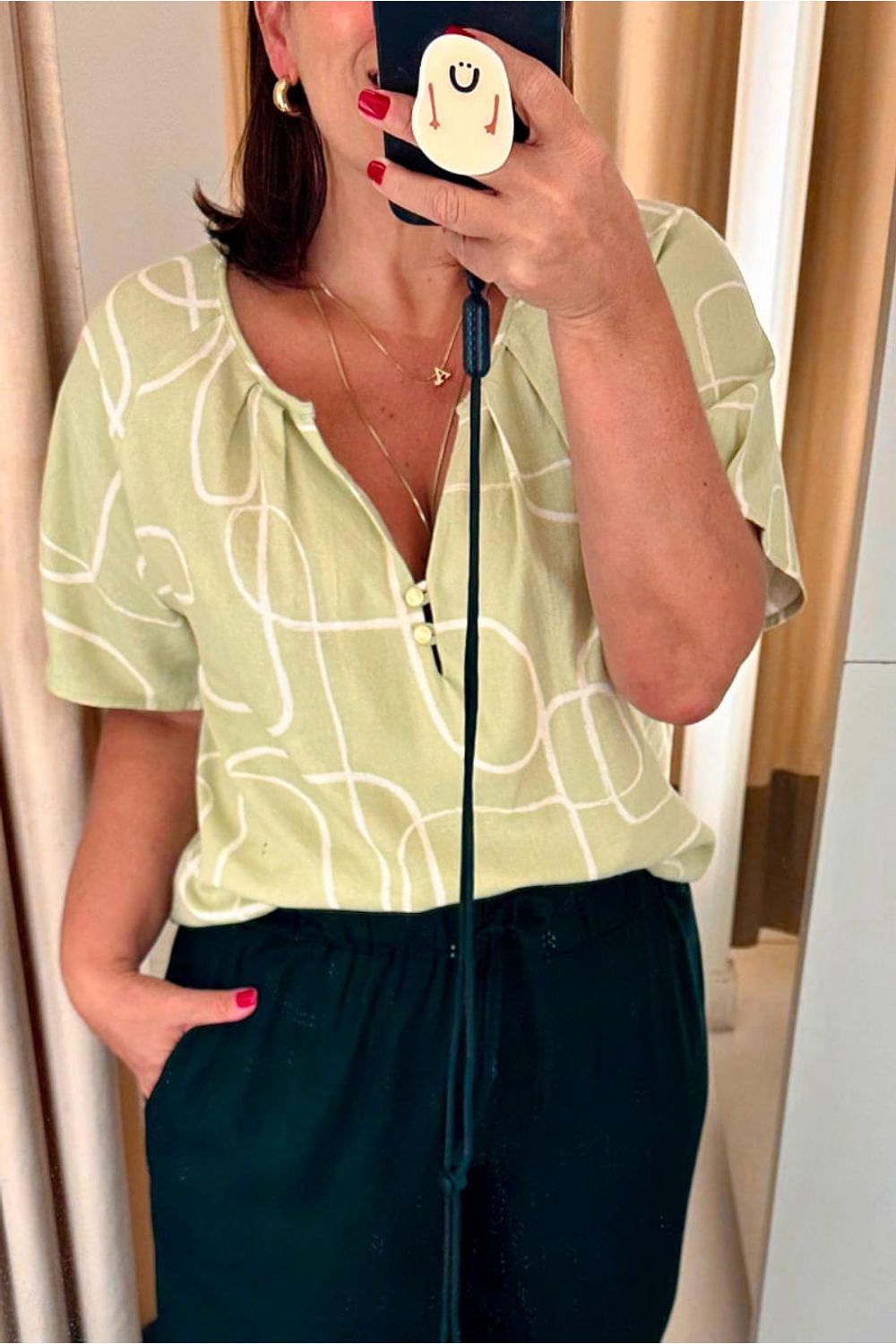 BLUSA-FEITA-DE-LINHO-EM-VISCOSE-COM-ESTAMPA-MOMA.-TEM-DECOTE-CANOA--ABERTURA-EM-V-COM-PREGAS-E-BOTOES.-POSSUE-MEIA-MANGA-COM-PREGA.