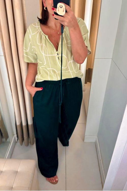 BLUSA-FEITA-DE-LINHO-EM-VISCOSE-COM-ESTAMPA-MOMA.-TEM-DECOTE-CANOA--ABERTURA-EM-V-COM-PREGAS-E-BOTOES.-POSSUE-MEIA-MANGA-COM-PREGA.