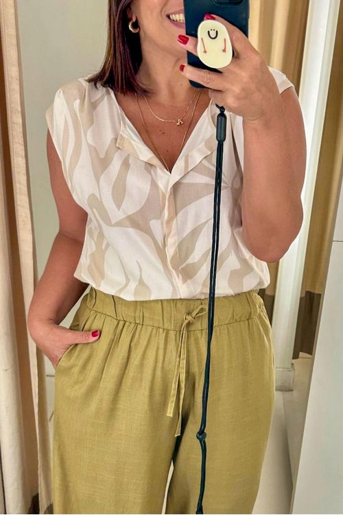 BLUSA-DE-TECIDO-EM-VISCOSE-COM-ESTAMPA-MOVIMENTO.-TEM-DECOTE-EM-V-ABERTO-COM-PATTE-FALSA-PREGAS-NO-OMBRO-E-SEM-MANGA.