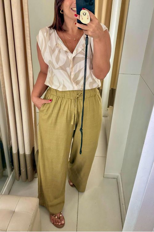 BLUSA-DE-TECIDO-EM-VISCOSE-COM-ESTAMPA-MOVIMENTO.-TEM-DECOTE-EM-V-ABERTO-COM-PATTE-FALSA-PREGAS-NO-OMBRO-E-SEM-MANGA.