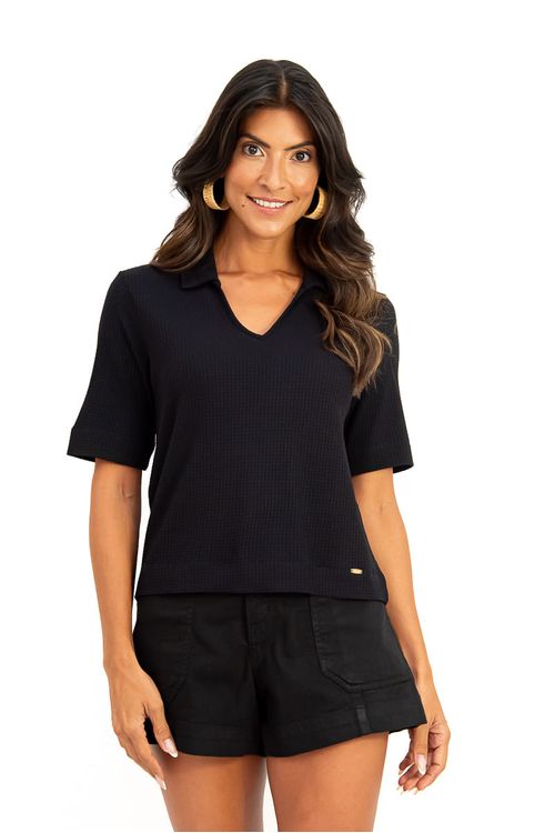 BLUSA-POLO-E-FEITA-EM-MALHA-DE-VISCOSE-VOLARE.-TEM-DECOTE-EM-V-COM-GOLA-MEIA-MANGA-E-BAINHA-LARGA.