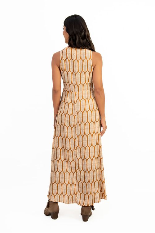 Vestido-longo-com-estampa-de-penas-em-tom-mostarda-visto-de-costas.