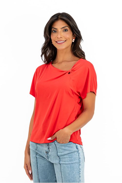 BLUSA-MORCEGO-FEITA-EM-MALHA-DE-VISCOSE-VISUP.-POSSUI-DECOTE-IRREGULAR-COM-RECORTE-EM-FORMATO-DE-ANEL-FRANZIDO.