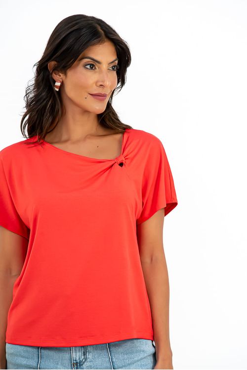 BLUSA-MORCEGO-FEITA-EM-MALHA-DE-VISCOSE-VISUP.-POSSUI-DECOTE-IRREGULAR-COM-RECORTE-EM-FORMATO-DE-ANEL-FRANZIDO.