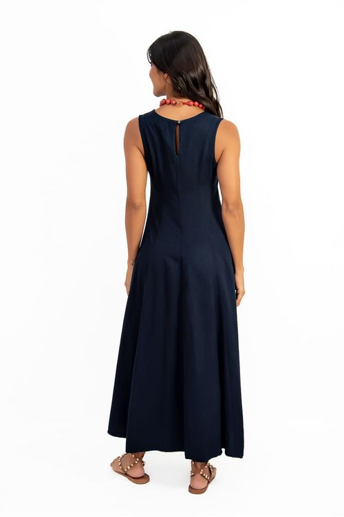VESTIDO-MIDI-FEITO-EM-VISCOSE-TWILL-LAUREN.-POSSUI-DECOTE-CANOA-COM-RECORTES-EVASE.-CONTA-COM-UM-DETALHE-DE-GOTA-COM-BOTAO-NAS-COSTAS.