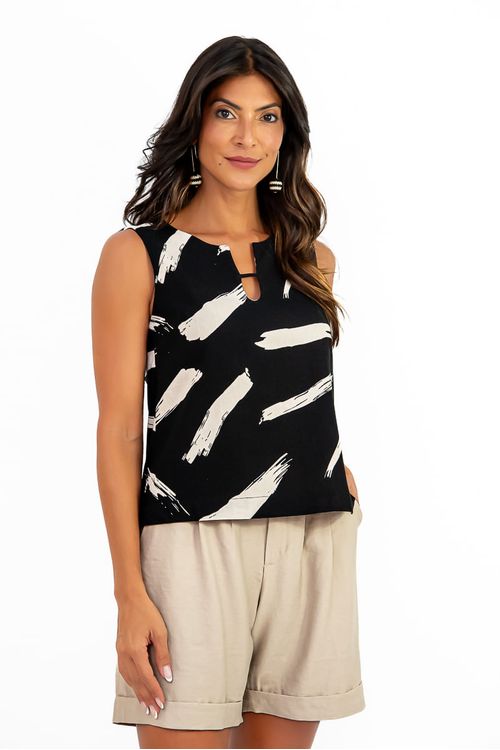 BLUSA-FEMININA-SEM-MANGA-CONFECCIONADA-EM-TECIDO-PLANO-DE-LINHO-COM-ESTAMPA-EXCLUSIVA-ATALAIA.-POSSUI-DECOTE-EM-U-COM-V-E-TRAVA-MODELAGEM-RETA-E-BAINHA-LARGA-QUE-GARANTEM-CAIMENTO-LEVE-E-ELEGANTE.-IDEAL-PARA-COMPOR-LOOKS-CASUAIS-E-CONFORTAVEIS-COM-TOQUE-NATURAL E SOFISTICADO.