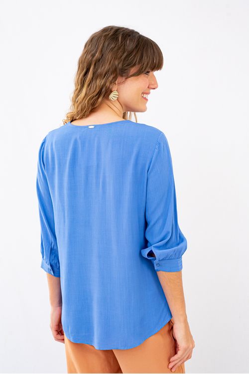 BATA-DE-TECIDO-PLANO-EM-VISCOSE-SLUB-STRECH.-TEM-DECOTE-EM-V-COM-PESPONTO-MANGA-3-4-COM-BOTAO-NO-PUNHO.