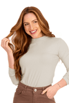 BLUSA-FEMININA-FEITA-DE-MALHA-VISCOSE-CANELADA-DESLUMBRE.-TEM-DECOTE-COM-GOLA-ALTA-E-MANGA-LONGA