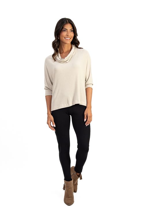 CALCA-MONTARIA-FEITA-DE-MALHA-POLIAMIDA-RUNWAY-COM-RECORTES.-ESTILOSA-E-COFORTAVEL.-COMBINA-COM-DIVERSAS-PECAS-PODE-SER-USADA-COM-BLUSAS-TIPO-BATAg