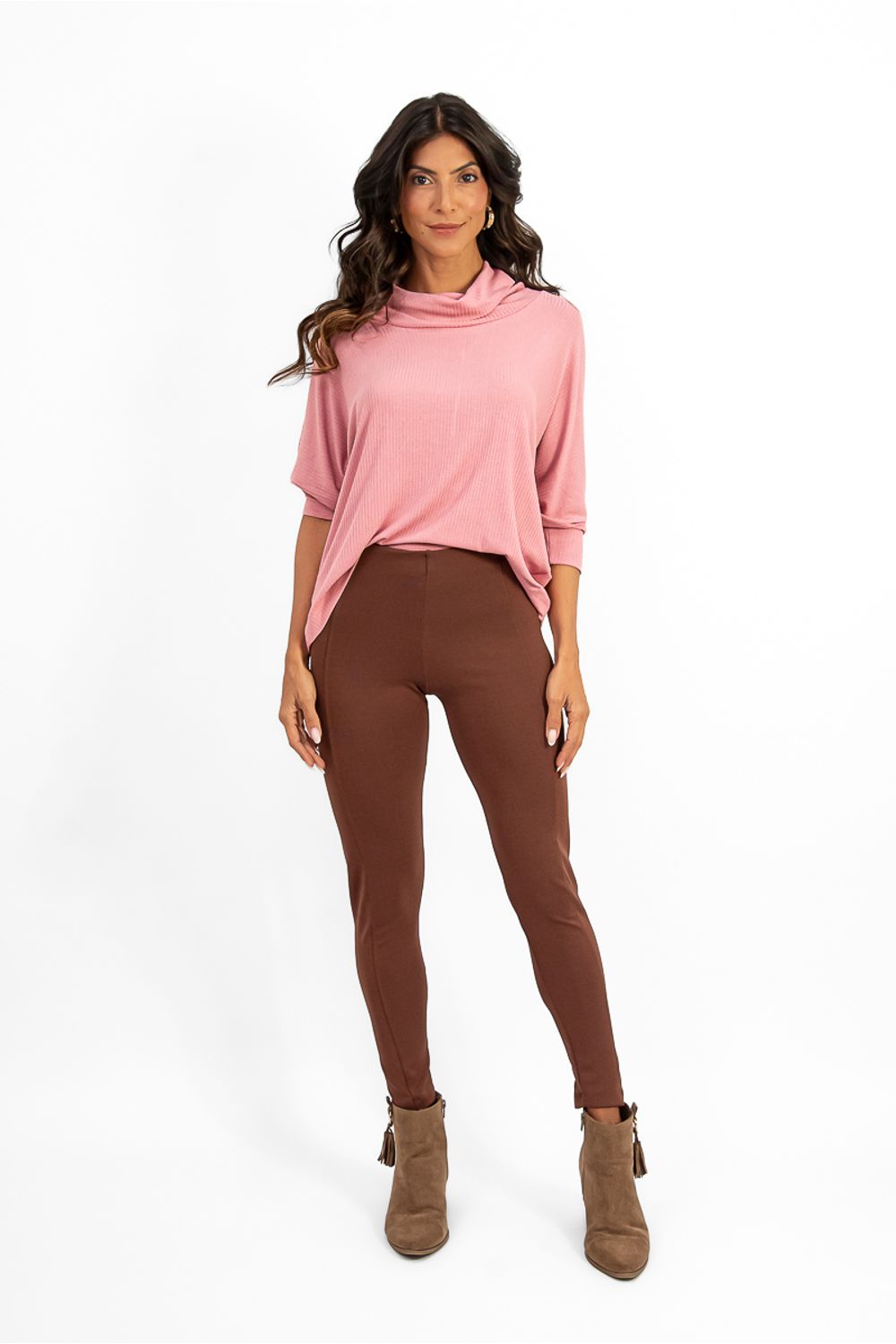 CALCA-MONTARIA-FEITA-DE-MALHA-POLIAMIDA-RUNWAY-COM-RECORTES.-ESTILOSA-E-COFORTAVEL.-COMBINA-COM-DIVERSAS-PECAS-PODE-SER-USADA-COM-BLUSAS-TIPO-BATA