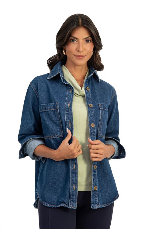 JAQUETA-JEANS-ZAT-100--ALGODAO-MODELAGEM-ESTILO-CAMISA.-TEM-MAXI-BOLSOS-BARRA-FRALDADA-E-MANGA-LONGA-.