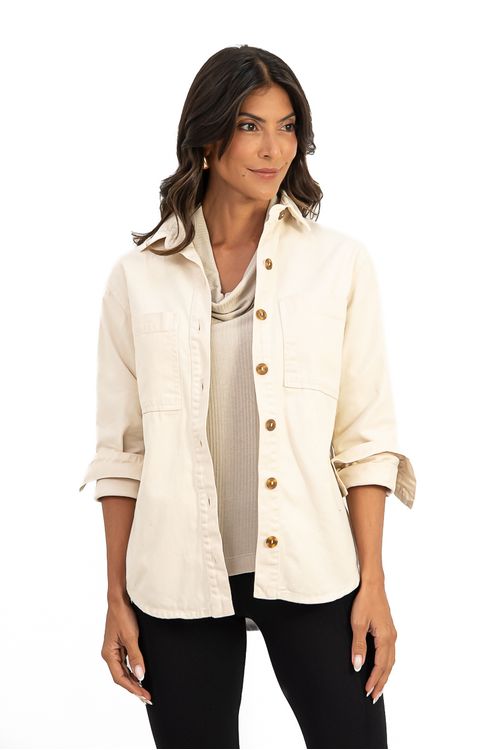 JAQUETA-FEITA-DE-SARJA-DELFI-100--ALGODAO-MODELAGEM-ESTILO-CAMISA.-TEM-MAXI-BOLSOS-BARRA-FRALDADA-E-MANGA-LONGA-.
