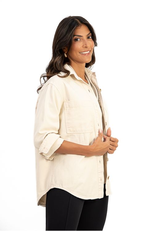 JAQUETA-FEITA-DE-SARJA-DELFI-100--ALGODAO-MODELAGEM-ESTILO-CAMISA.-TEM-MAXI-BOLSOS-BARRA-FRALDADA-E-MANGA-LONGA-.