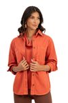 JAQUETA-FEITA-DE-SARJA-DELFI-100--ALGODAO-MODELAGEM-ESTILO-CAMISA.-TEM-MAXI-BOLSOS-BARRA-FRALDADA-E-MANGA-LONGA-.