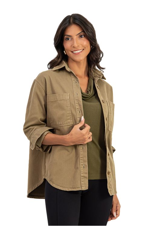 JAQUETA-FEITA-DE-SARJA-DELFI-100--ALGODAO-MODELAGEM-ESTILO-CAMISA.-TEM-MAXI-BOLSOS-BARRA-FRALDADA-E-MANGA-LONGA-.