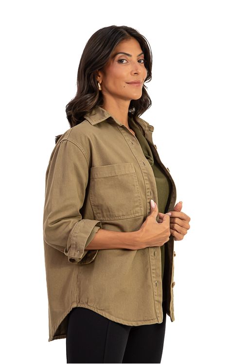 JAQUETA-FEITA-DE-SARJA-DELFI-100--ALGODAO-MODELAGEM-ESTILO-CAMISA.-TEM-MAXI-BOLSOS-BARRA-FRALDADA-E-MANGA-LONGA-.